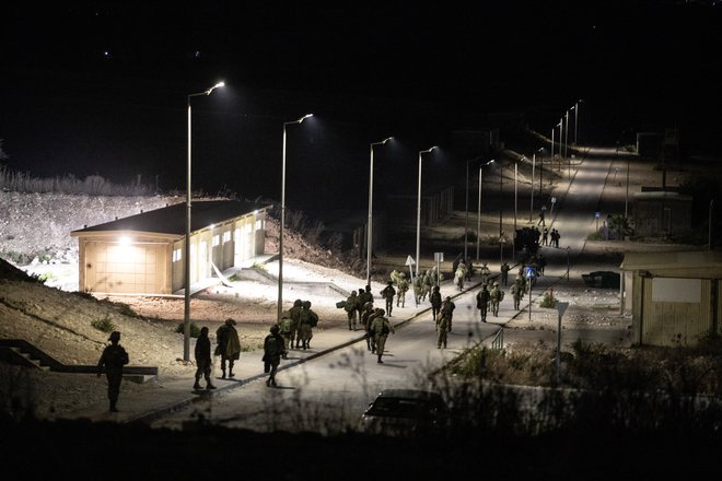 Napad na vojaško bazo v Binjamini blizu Haife je najsmrtonosnejši tovrstni napad na izraelsko bazo od 23. septembra, ko je Izrael okrepil napade na Hezbolah v Libanonu. FOTO: Itay Cohen/Reuters