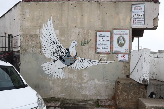 Na hipokrizijo zahodnjakov že dolga leta opozarja britanski grafitarski umetnik Banksy. FOTO: Jakub Porzycki Nurphoto Via Afp