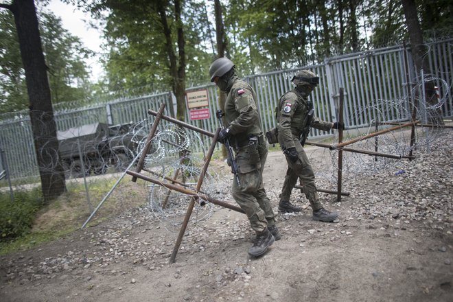 Nekatere države članice že sprejemajo ali napovedujejo ukrepe, ki bodo izničili vsebino komaj dobro sprejetega pakta EU o migracijah in azilu, čeprav bi ga v praksi začeli izvajati šele leta 2026. Na fotografiji prizor s poljsko-beloruske meje. FOTO: Maciej Luczniewski, Nurphoto/AFP