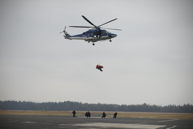 Ministrstvo za notranje zadeve ima v rokah analizo trga, na podlagi katerega bo končno pripravljen razpis za nakup helikopterjev nujne medicinske pomoči. FOTO: Jure Eržen