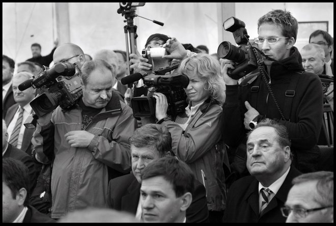 Listanje po knjigi je kot potovanje skozi čas. FOTO: Dušan Jež