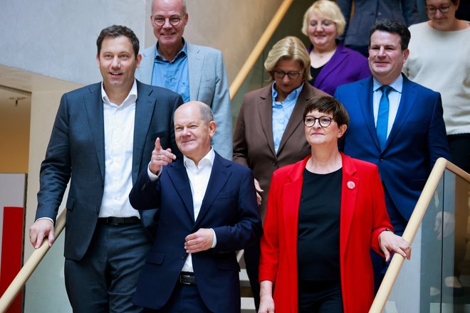 Kancler Olaf Scholz naj bi se za kancerski položaj potegoval tudi na volitvah prihodnjo jesen. SPD je konec tedna sprejela svoj nov volilni program, ki obljublja nižje davke za večino. FOTO: Axel Schmidt/REUTERS