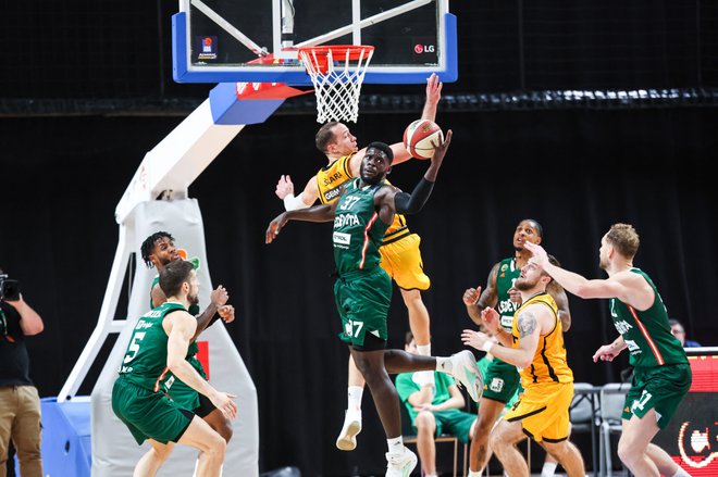 Derek Ogbeide je na zadnjih treh tekmah vselej presegel mejo 10 točk. FOTO: Aleš Fevžer/Cedevita Olimpija