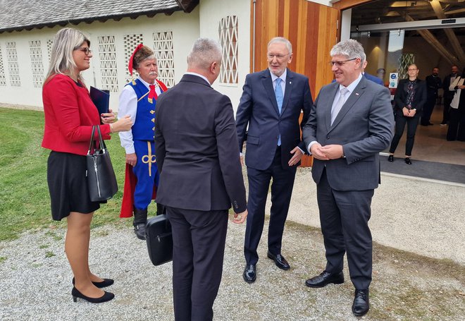 Minister za notranje zadeve Boštjan Poklukar se je s svojima hrvaškim in italijanskim kolegom Davorjem Božinovićem (na fotografiji poleg Poklukarja) in Matteom Piantedosijem včeraj sestal v hrvaškem Zaprešiću.FOTO: MNZ