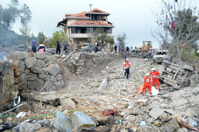 Reševalci libanonskega Rdečega križa so iz ruševin izkopali truplo. FOTO: Fathi Al-masri/AFP