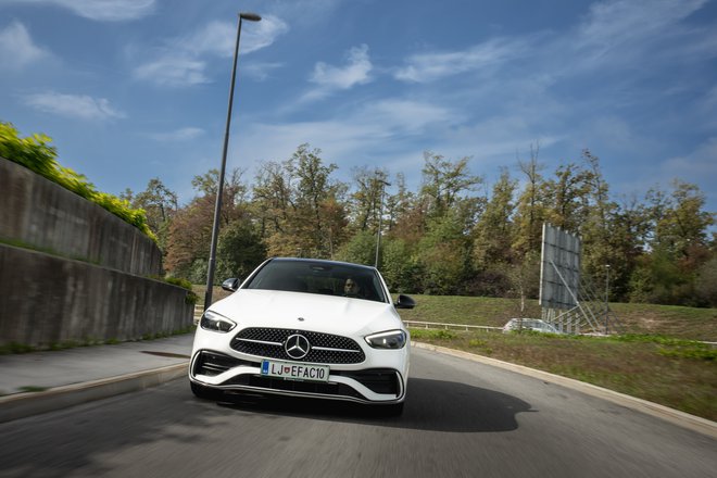 Mercedes-Benz je od nekdaj sinonim za prestiž, zanesljivost in varnost, kar avtomobil razreda C dokazuje že 40 let. Foto: Žiga Intihar