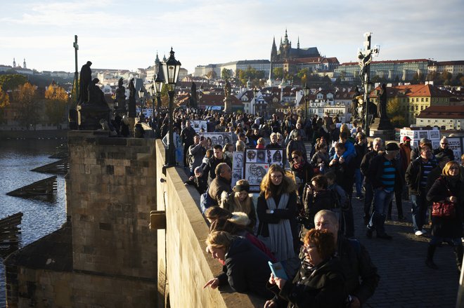 Prago obišče približno sedem milijonov turistov na leto. FOTO: Primož Zrnec/Delo