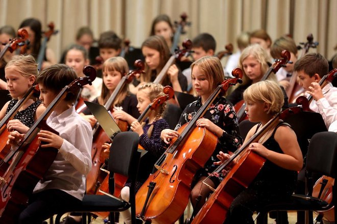 Zadnje izvedbe Cellofesta leta 2022 se je udeležilo 87 najmlajših violončelistov iz 27 slovenskih glasbenih šol. FOTO: Robert Balen/arhiv im.puls