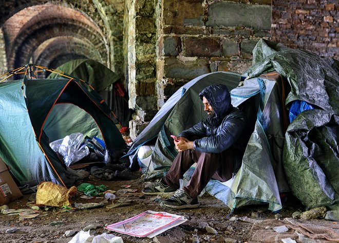 Prosilci za azil so v zahodnoevropskih državah velikokrat obsojeni na nehumane bivanjske razmere. FOTO: Blaž Samec/Delo