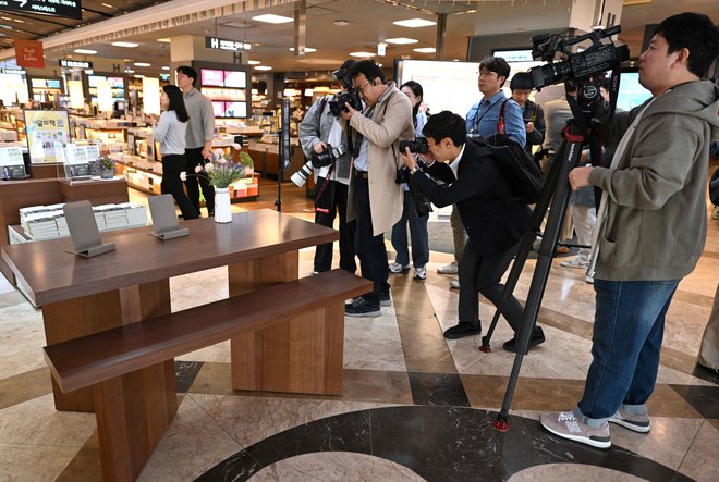 V Koreji, kjer domača književnost ni kdove kako priljubljena, so bile zaradi novice o veliki nagradi čez noč razprodane vse njene knjige. FOTO: Jung Yeon-je/AFP