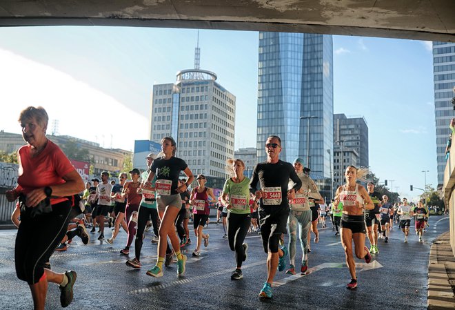 Za nedeljski tek se je prijavilo 15.267 tekačev in tekačic, organizatorji so še posebej ponosni na maratonce, saj je prijavljenih kar 2882 tekačev oziroma za polovico več kot lani. FOTO: Blaž Samec/Delo