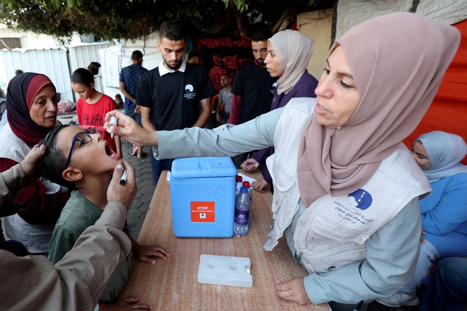 Cepljenje proti otroški paralizi bodo izvajali v treh fazah, ki naj bi trajale po štiri dni. FOTO: Ramadan Abed/Reuters