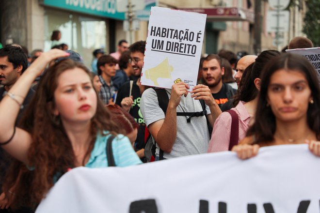 Nedostopnost stanovanj je ena izmed glavnih težav, s katerimi se spoprijemajo mladi Portugalci. FOTO: Miguel Pereira/Reuters