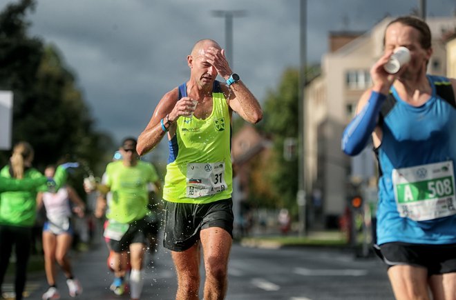 Najbolj učinkovito je, če med maratonom posežemo po gelih, energijskih tablicah in izotoničnih pijačah. FOTO: Blaž Samec