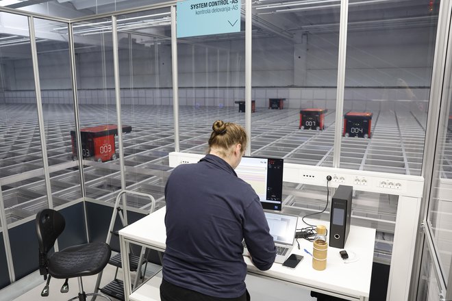 Konec septembra je Intersocks v Kočevju odprl novo robotizirano skladišče Autostore, ki je prvi korak k logistični širitvi podjetja. FOTO: Leon Vidic/Delo