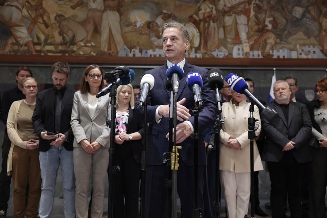 Robert Golob je v parlamentu navedel, da bo zavrnil vse očitke. Za njim je stal večji del poslanske skupine. FOTO: Leon Vidic/Delo