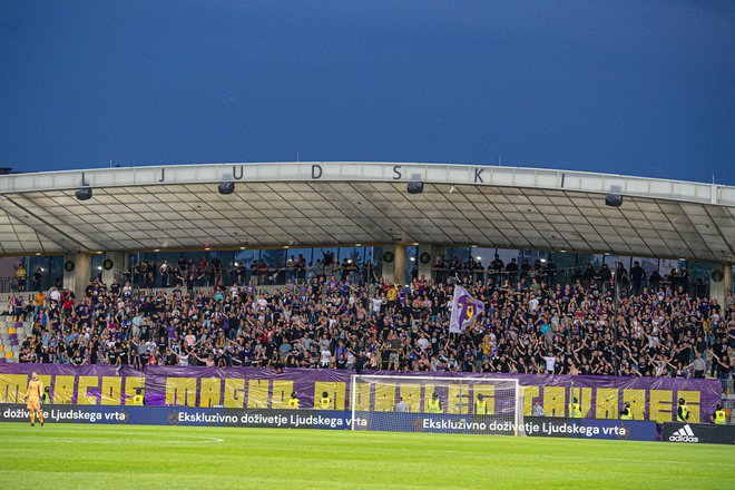 Zaradi neprimernega obnašanja navijačev je disciplinski sodnik kaznoval Maribor in Celje. FOTO: Aleš Cipot/mediaspeed.net