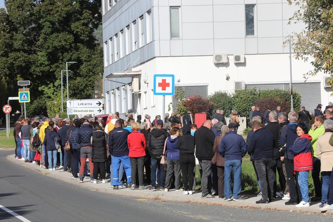 Za strokovni nadzor so se v zdravstvenem domu odločili po tistem, ko je bilo 30. septembra ob vpisovanju pacientov k novi zdravnici družinske medicine veliko gneče in tudi nejevolje. FOTO: Sašo Bizjak/Večer