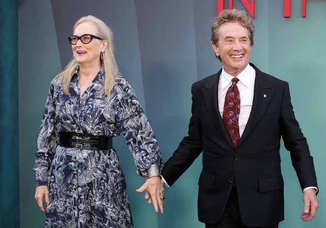 Meryl Streep in Martin Short sta na premieri četrte sezone serije Only Murders in the Building v Los Angelesu naredila konec skrivalnicam in posredno priznala, da sta par. FOTO: Mario Anzuoni/Reuters