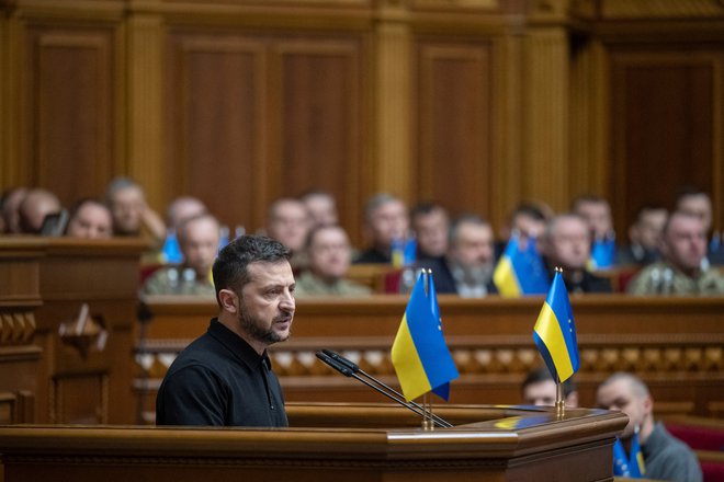 Zelenski je poslancem predstavil težko pričakovani načrt za zmago. FOTO: Andrij Nesterenko/Reuters