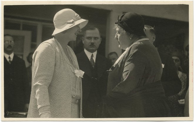 Leta 1925 je Franja Tavčar (na fotografiji levo) postala slovenska dvorna dama jugoslovanske kraljice Marije Karađorđević. Na fotografiji kraljica na ljubljanskem velesejmu jeseni 1932 v pogovoru z banom Dragom Marušičem. FOTO: Anton Uršič/hrani Zgodovinski arhiv Ljubljana