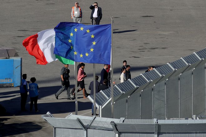 Po obravnavi v sprejemnem centru v Schëngjinu, ki ga obkroža železna ograja, bodo prosilce za azil premestili v bližnji Gjadër, kjer bodo pod nadzorom italijanskega osebja dočakali obravnave svojih prošenj. FOTO: Adnan Beci/Afp