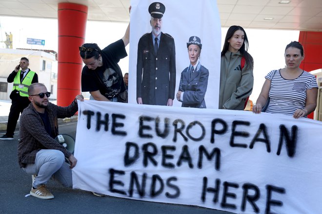 »Tu se končajo evropske sanje,« so opozorili protestniki, ki so v pristanišču pričakali prvo skupino migrantov. FOTO: REUTERS/Florion Goga