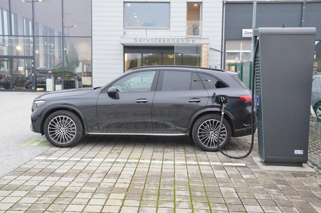 CLE 300e coupe je še eden v široki paleti priključnih hibridov znamke Mercedes. FOTO: Gašper Boncelj