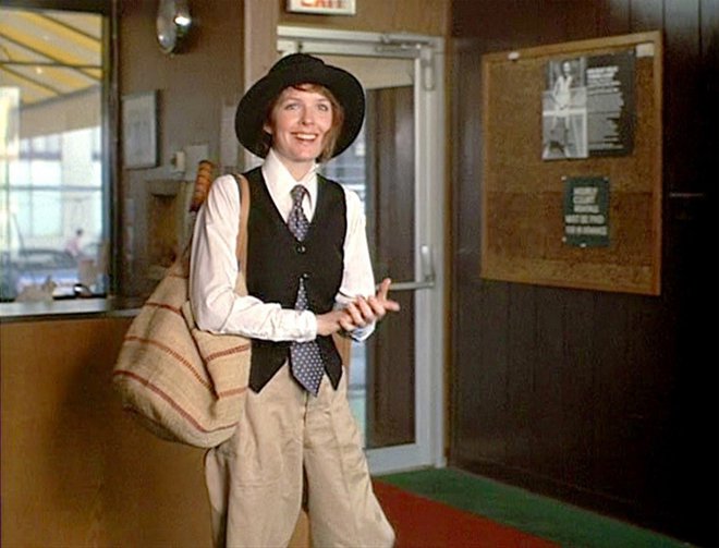 Diane Keaton je kravato nosila v filmu Annie Hall (1977), ta modni dodatek je bil često tudi del njene oprave v drugih filmih in vsakdanjem življenju. FOTO: promocijsko gradivo