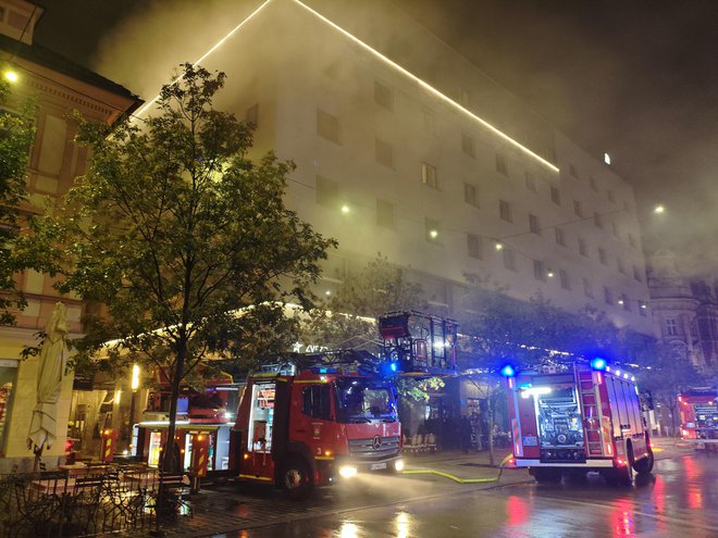 Danes zgodaj zjutraj je bil požar v znanem ljubljanskem hotelu Slon. FOTO: Bralec