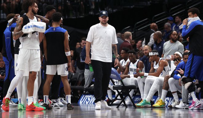 Luka Dončić je s soigralci opravil prvi trening po poškodbi mečne mišice. FOTO: Ron Jenkins/Getty Images via AFP