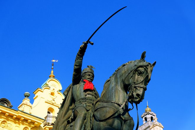 Na Hrvaškem na 18. oktober po tradiciji zavezujejo kravate svojim nacionalnim junakom na spomenikih in drugih obeležjih, kot je kip bana Josipa Jelačića na istoimenskem trgu v Zagrebu. FOTO: Shutterstock