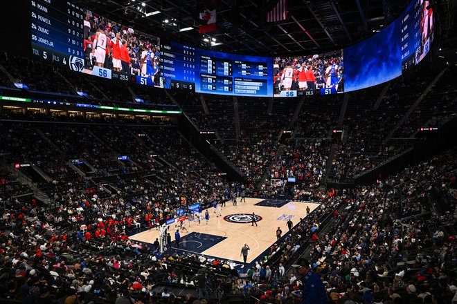 Pogled na novo areno Intuit Dome, velikanski zaslon in polne tribune. FOTO: Jonathan Hill/Reuters