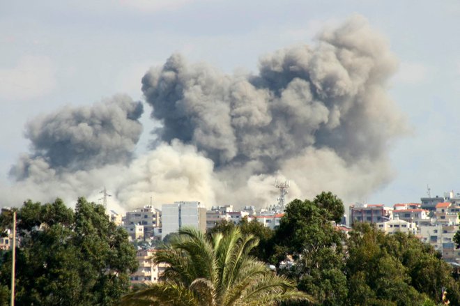 Izraelska vojska je danes napadla okolico mesta Tir na jugu Libanona. FOTO: Kawnat Haju/AFP