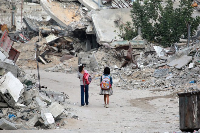 Sredi uničene Gaze. FOTO: Bashar Taleb/AFP