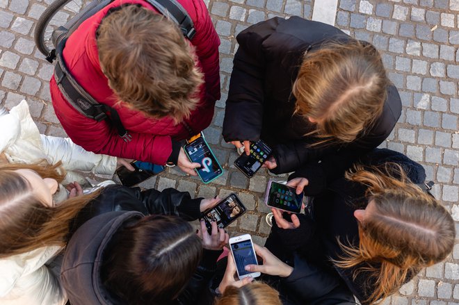 Mladi imajo premalo izkušenj, da bi razumeli vse morebitne finančne posledice svojih odločitev – kar očitno spretno izkorišča tudi Tiktok.

FOTO: Črt Piksi/Delo