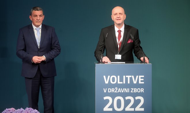 Dosedanji predsednik komisije Peter Golob (desno) je potrdil svojo ponovno kandidaturo za predsednika državne volilne komisije. FOTO: Blaž Samec/Delo