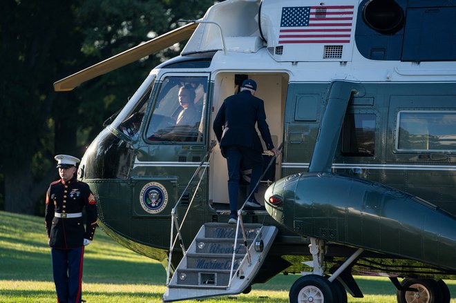 Ameriški predsednik Joe Biden se je tako vkrcal na helikopter pred Belo hišo, s katerim je odletel do predsedniškega letala, ki ga bo odpeljal do Berlina. FOTO: Nathan Howard/REUTERS