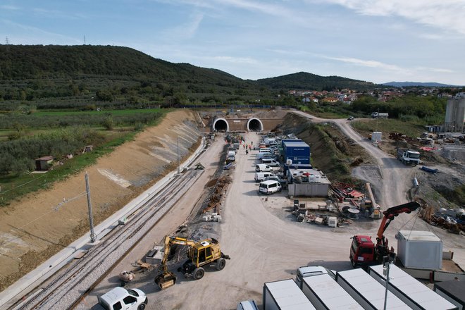 Prvih 400 metrov tirnic na drugem tiru pred vhodom v glavni predor Škofije. Na desni strani fotografije je zgrajena servisna cev za levi tir. Levi zato, ker lego določajo v smeri iz Divače proti Kopru. Foto 2TDK