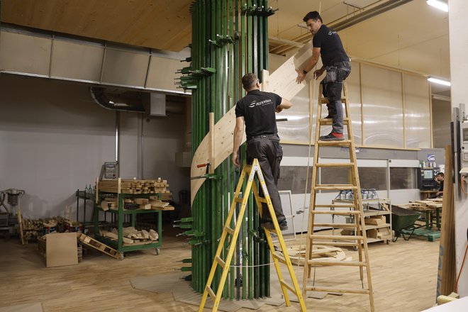 Os seus clientes, tanto no país como no estrangeiro, são grandes fabricantes de casas pré-fabricadas, engenheiros, construtoras e clientes particulares, também estão interessados ​​em grandes projectos como escadas em hotéis, residências, grandes aglomerados. FOTO: Leon Vidic/Delo