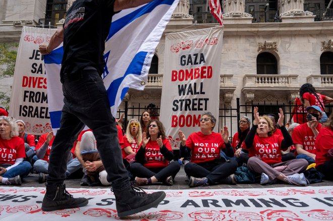 Na ameriških ulicah se na protestih srečujejo podporniki Izraela in Palestine.

Foto David Dee Delgado/Reuters