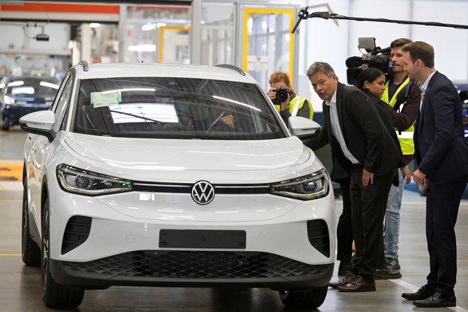 V Nemčiji je zaradi zahtevnih razmer v industriji zaskrbljena tudi politika. Fotografija je nastala ob obisku gospodarskega ministra Roberta Habecka v Volkswagnu. FOTO: Fabian Bimmer/Reuters