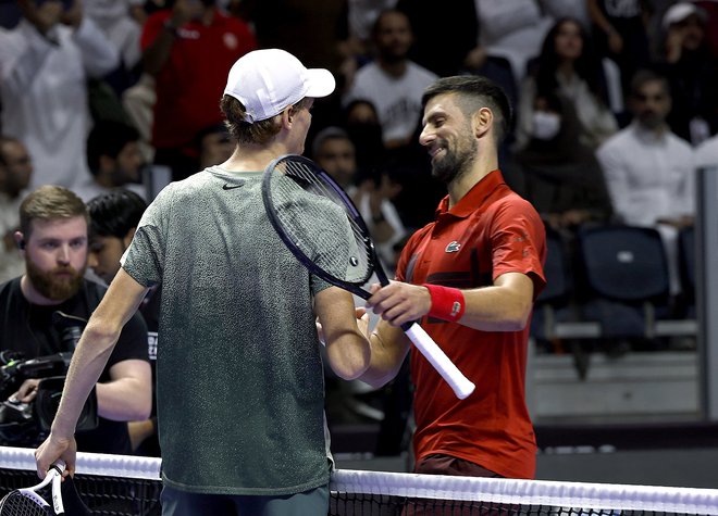 Novak Đoković je moral priznati poraz št. 1 svetovnega tenisa Janniku Sinnerju, ki ostaja v lovu na 6 milijonov dolarjev. FOTO: Hamad I Mohammed/Reuters