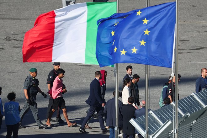 V Albanijo so v sredo pripeljali prvo skupino migrantov, ki so bili rešeni v italijanskih vodah. Obravnavani bodo v skladu s sporazumom med Rimom in Tirano. FOTO: Florion Goga/Reuters