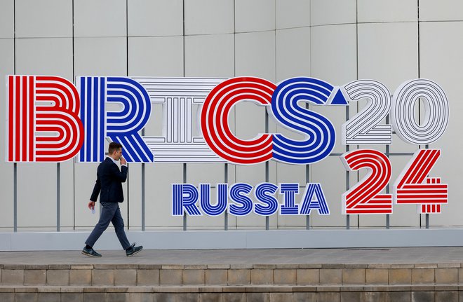 Nova valuta držav Brics, ki naj bi začela delovati čez nekaj let, bo podprta z valutami vseh držav članic glede na njihov BDP. FOTO: Maksim Šemetov/Reuters