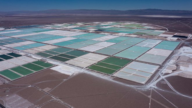 V letu 2025 lahko pričakujemo okrevanje cen litija, ki so trenutno zaradi presežne ponudbe na trgih precej nizke. Na fotografiji je rudnik SQM v puščavi Atacama v Čilu. FOTO: Martin Bernetti/AFP