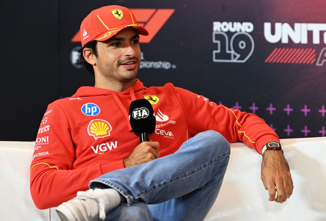 Španec v formule 1 pri »Scuderia Ferrari« Carlos Sainz se v monaški kneževini srečuje s Tadejem Pogačarjem, s katerim skupaj kolesarita. FOTO: Mark Sutton/Getty Images Via AFP