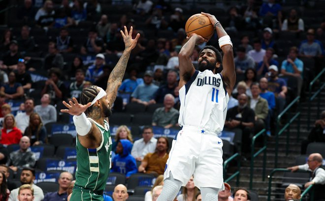 Najboljši Dallasov strelec v zadnji pripravljalni tekmi proti Milwaukeeju je bil Kyrie Irving. FOTO: Kevin Jairaj/USA Today Sports via Reuters Con