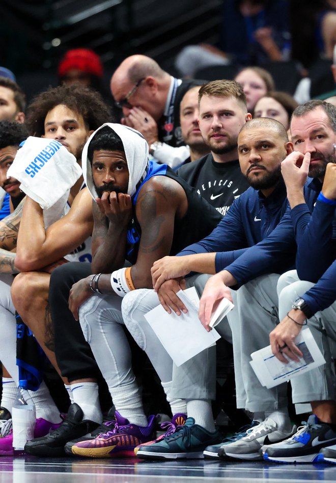 Luka Dončić (v sredini) je pozorno spremljal soigralce, ki jih bo v prvi tekmi sezone proti San Antoniu vodil na parketu. FOTO: Kevin Jairaj/USA Today Sports via Reuters Con