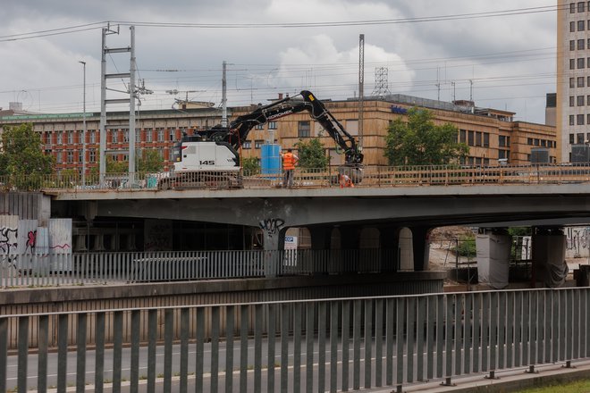 Dela v okviru gradnje nadomestnega železniškega nadvoza čez Dunajsko cesto, ki bo namesto sedanjih štirih tirov pripravljen za šest tirov, so stekla na začetku januarja. FOTO: Črt Piksi/Delo